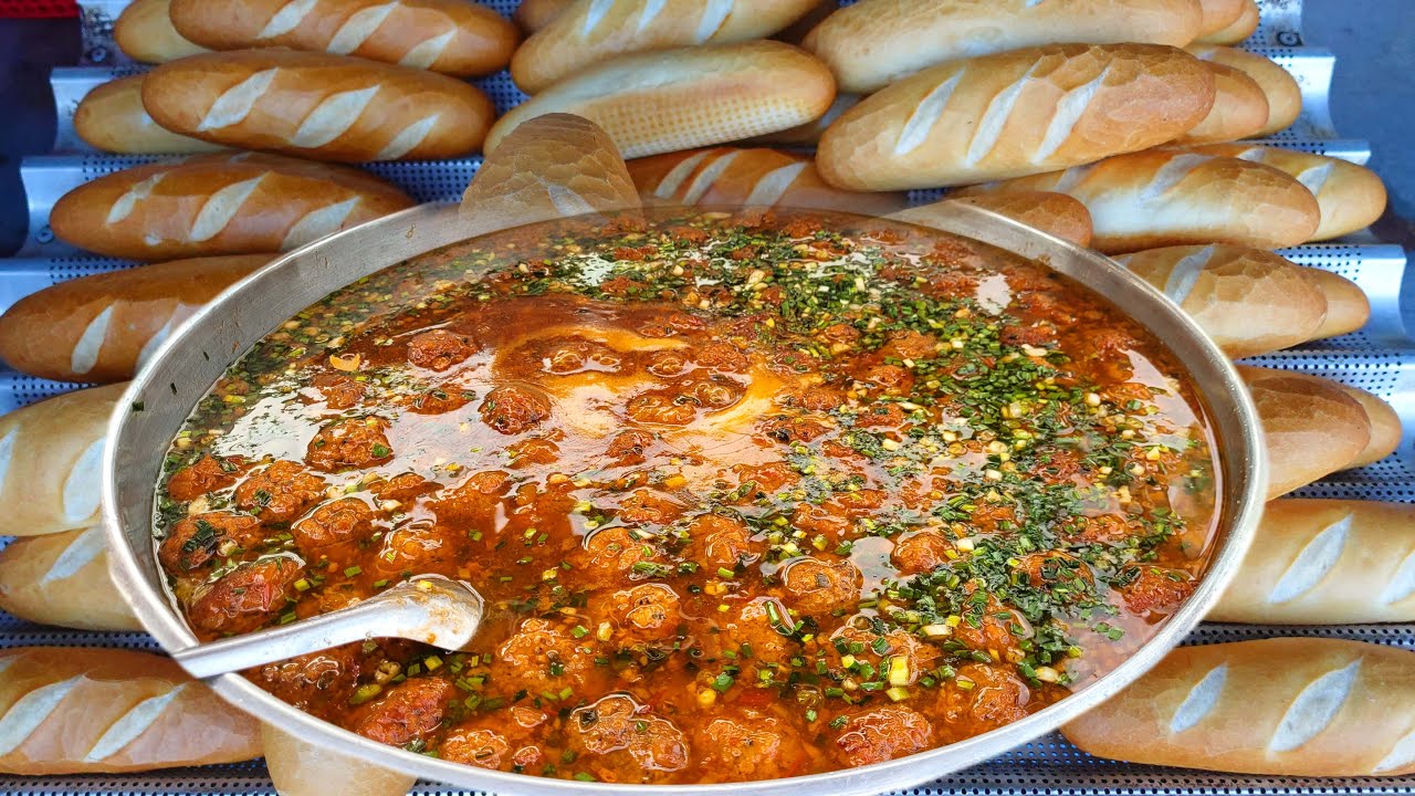 Bánh mì xíu mại nước cực đắt khách chị chủ bán mấy năm mua được nhà, nuôi con ăn học thành tài.