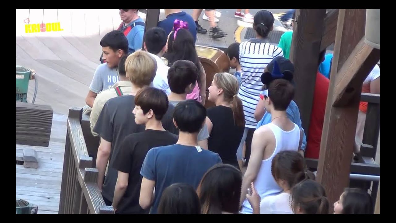 [Krisoul.com] 120519 KrisLay at Disney Land LA (Grab arm then Whisper)