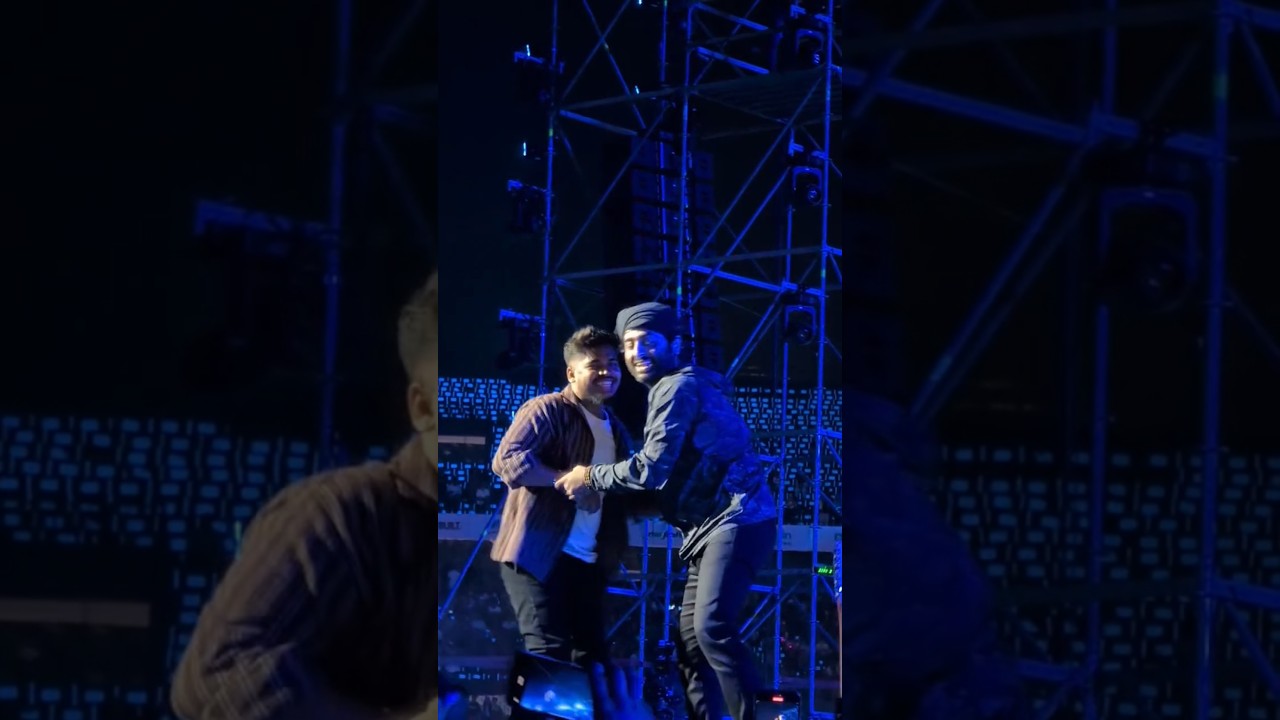 Fan Moment 🥹❤️ A Fan on Stage with Arijit Singh