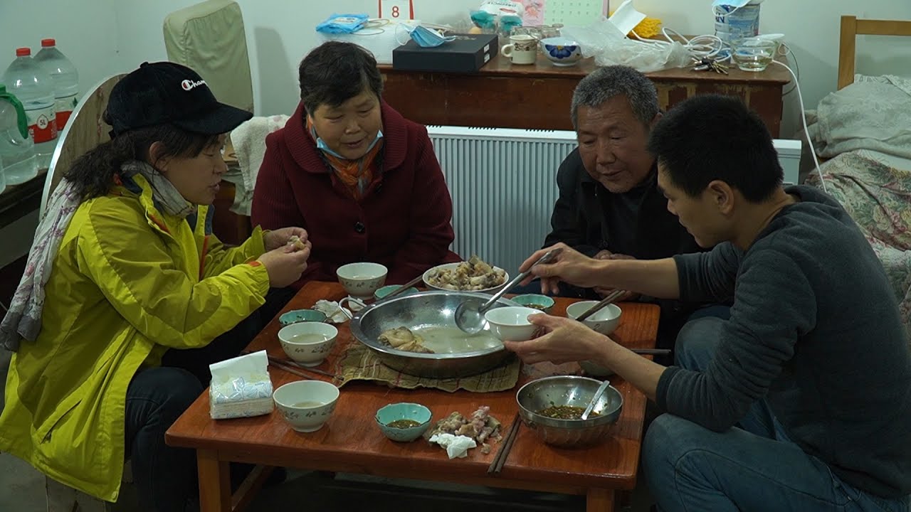【食味阿远】100块买了5个猪蹄，做道“老妈猪蹄”，清汤炖俩小时，全家解馋了 | pig-knuckle soup | Shi Wei A Yuan