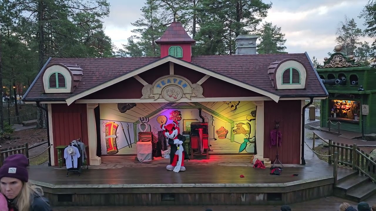 Bamseteatern Halloween Kolmården 2023 - Bamse och den stora maskeradtävlingen