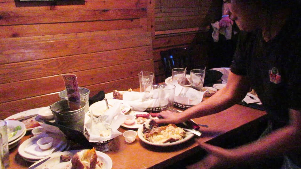 FASTEST RESTAURANT BUSBOY! TEXAS ROADHOUSE