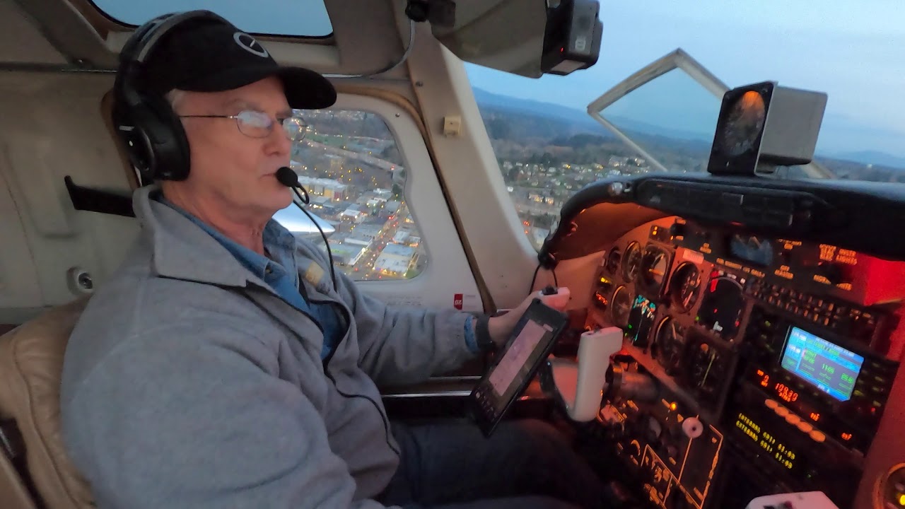 Into the Darkness - Aerostar 700 sunset/night approach into KPAE.