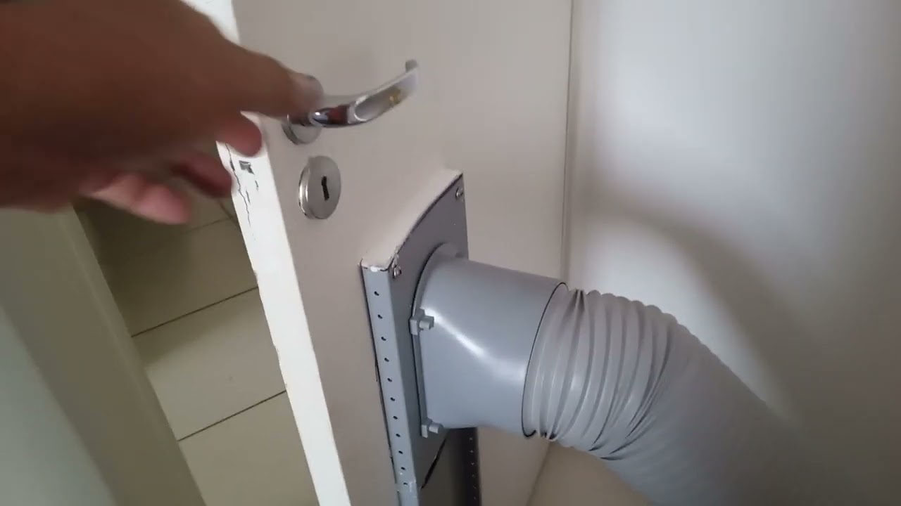 Ar-condicionado Portátil Instalado Em Uma Porta De Uma Apartamento +5511991366816