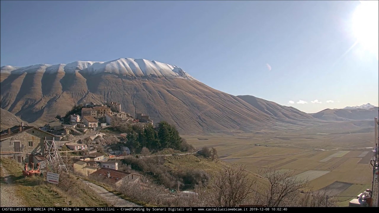 Castelluccio dall'alba al tramonto in time lapse e torna la neve sul Vettore