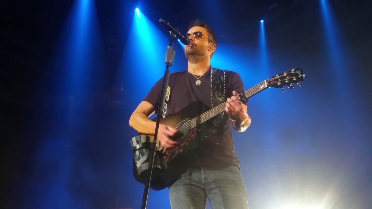 Eric Church - Walking In Memphis / That's How I Got To Memphis (2/18/2017) Southaven, MS