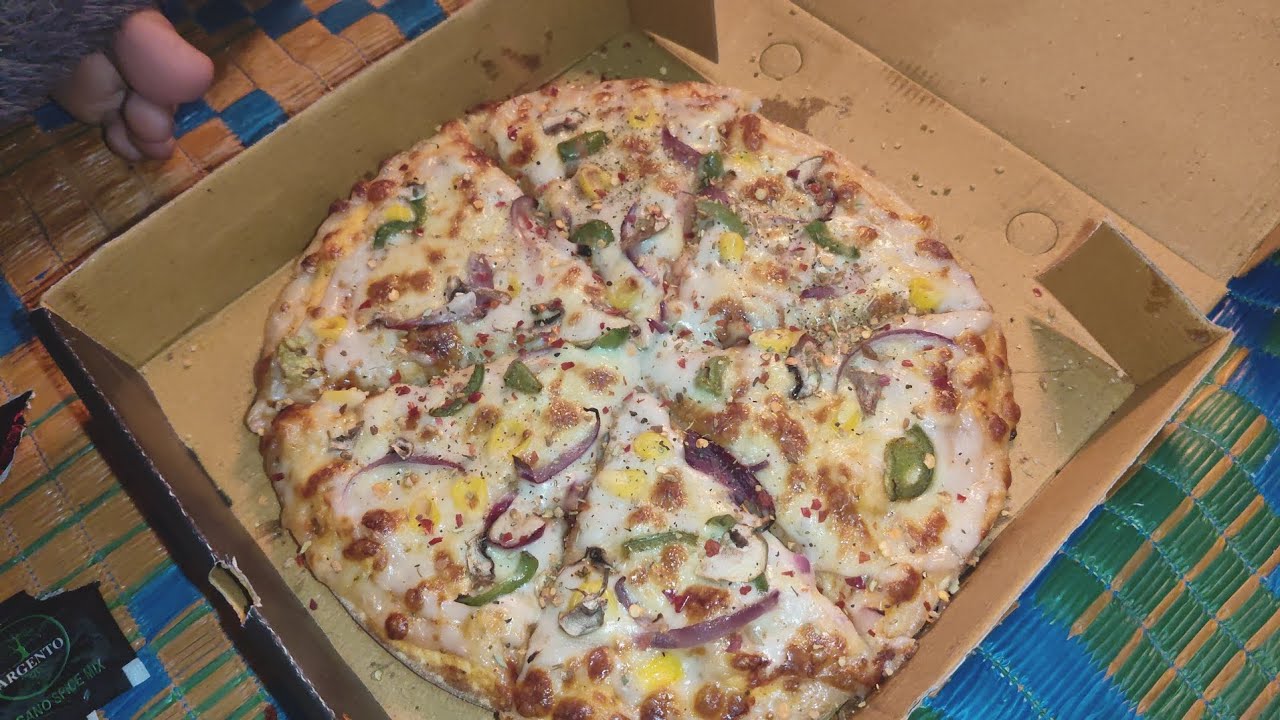 Aaj hum sab ne enjoy ki pizza party#tastyfood #moodfresh #smallcelebration #homemoment #khushiyan 🍕✨