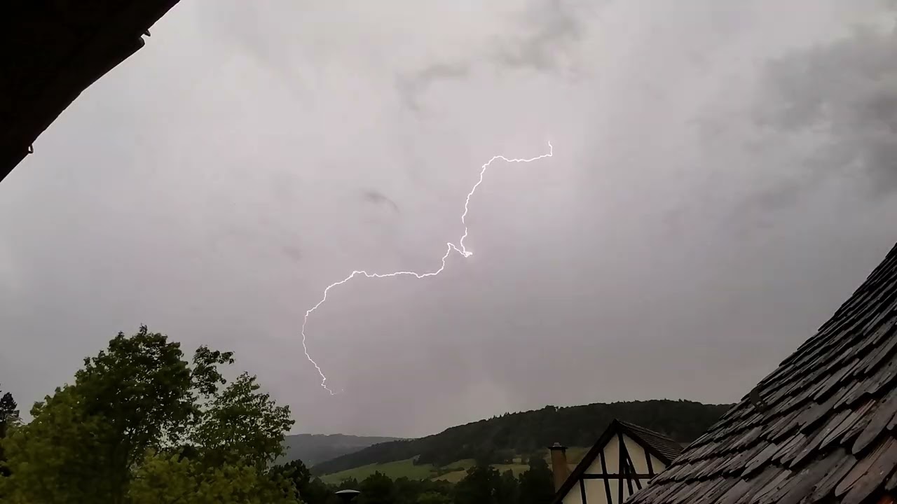 1.6.2025 Gewitter über Kaiserstuhl AG in FFW & SloMo 🇨🇭