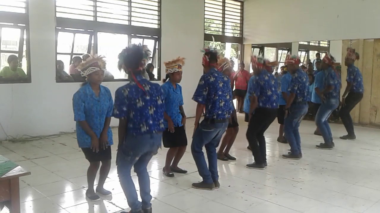 Yospan(yosim pancar) ana-anak SMPN 2 Raja Ampat papua barat indonesia