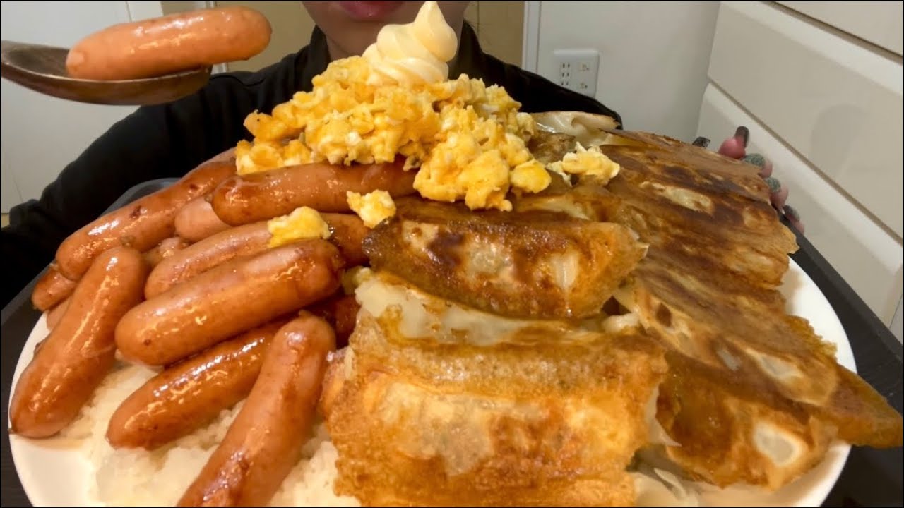 【ASMR，咀嚼音】Dumpling and Wiener Sausage Rice Bowl！ウィンナーと餃子丼！