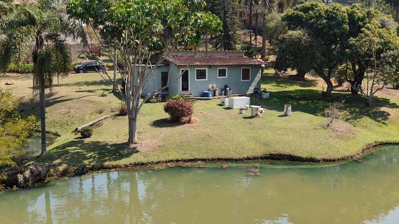 JÁ PENSOU PESCAR NO QUINTAL DA SUA CASA A 40 MINUTOS DE SP? CHÁCARA COM LAGO REPLETO DE PEIXES!
