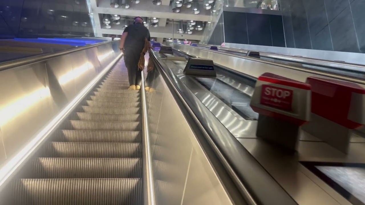 London - Soho - Station - Tottenham Court Road - Breit - Rolltreppen-Content