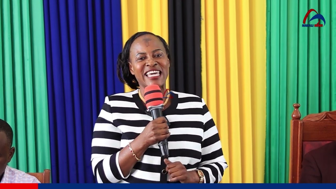 AGNESS  MARWA AKABIDHI TUZO KWA SHULE ZILIZOFANYA VIZURI MANISPAA YA MUSOMA