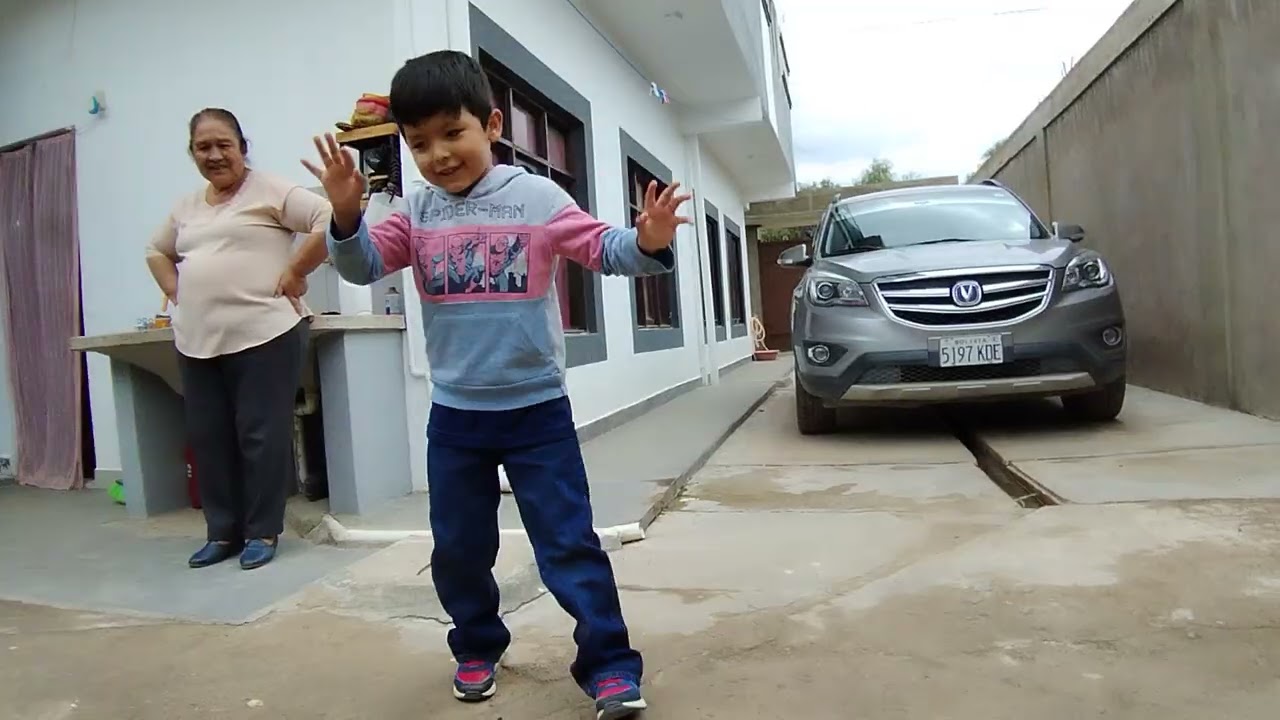 Isaias hace experimento de mentos y cocacola 04ENE2026