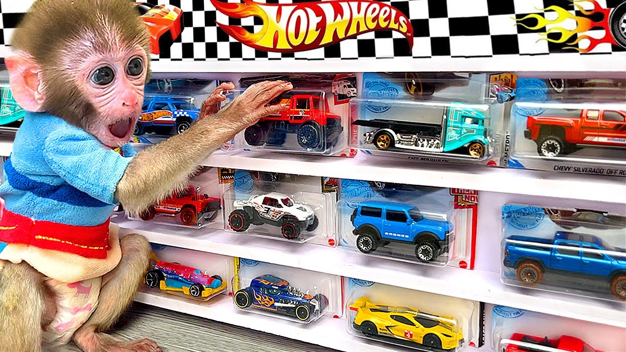 Singe Bon Bon et le petit ours jouent avec des voitures jouets et sauvent la ville Hot Wheels