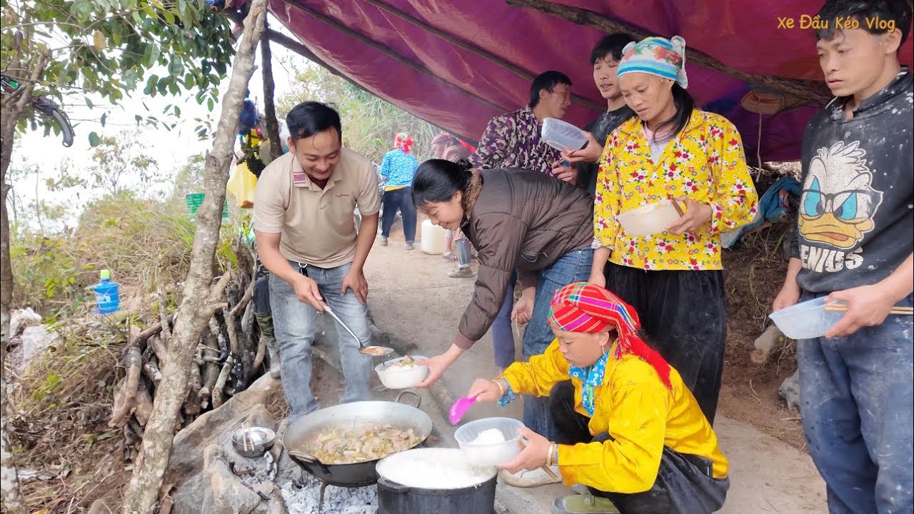 T31 Đường Lũng Chàm | Cơm thịt ba chỉ xào dưa chua làm đường, đón team Phạm Dũng