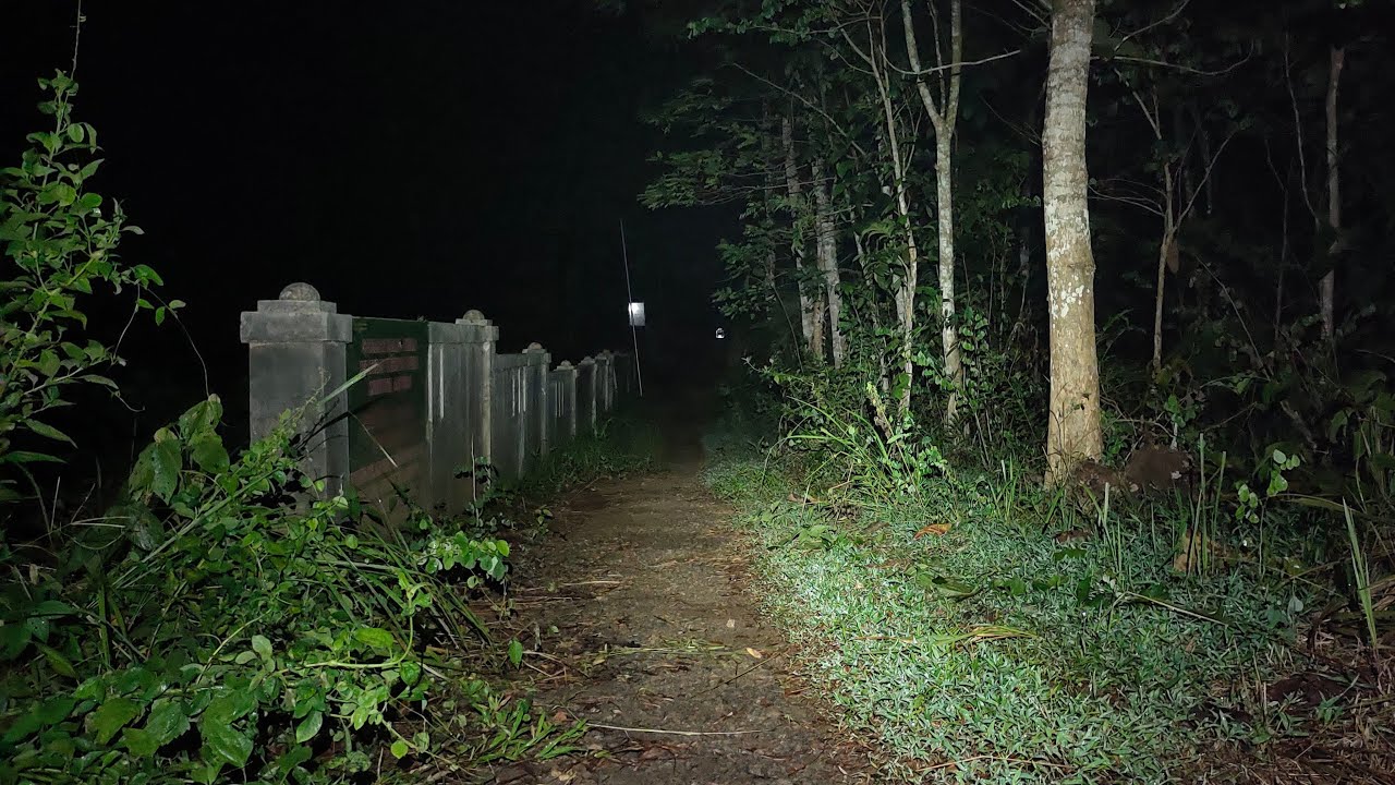 Cari Hantu Dikuburan