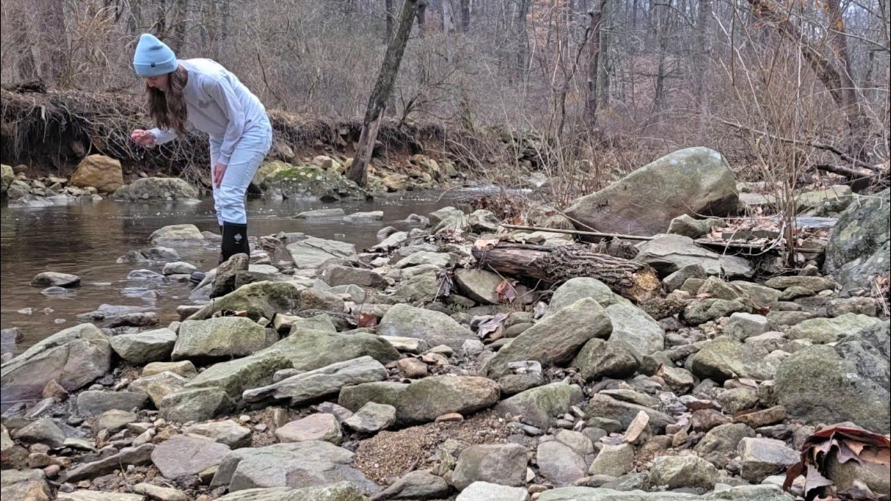 Я так устала. Давай покатаемся и поищем камни.