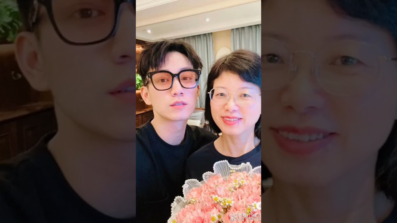 Wang Ziqi with his mother ❤️#childhood pics#wangziqi #cdrama #chineseactor#王子奇 #中國演員 #lovefromindia
