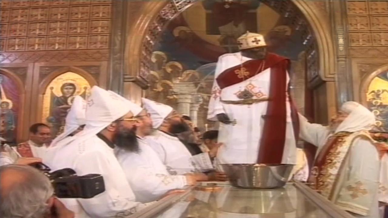 تطييب جسد القديس سيدهم بشاى بيد نيافة الانبا بيشوى مطران دمياط وكفر الشيخ والبرارى
