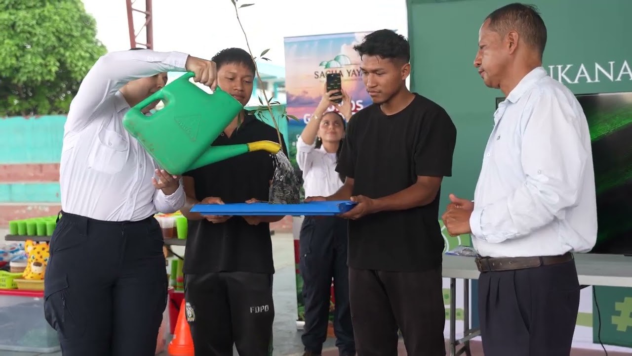 Reforestación en la Amazonía: estudiantes de Loreto, Ecuador plantan árboles nativos