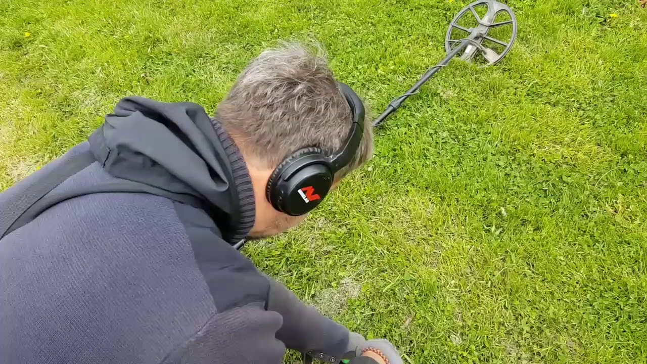 CACHEFINDERS METAL DETECTING AT AN OLD SCHOOL - SILVERS WITH MINELAB EQUINOX