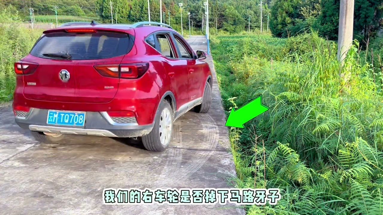转弯不会判断右轮位置？凭感觉就错了，技巧比车感更重要 #用车知识 #开车技巧 #用车技巧 #驾驶知识