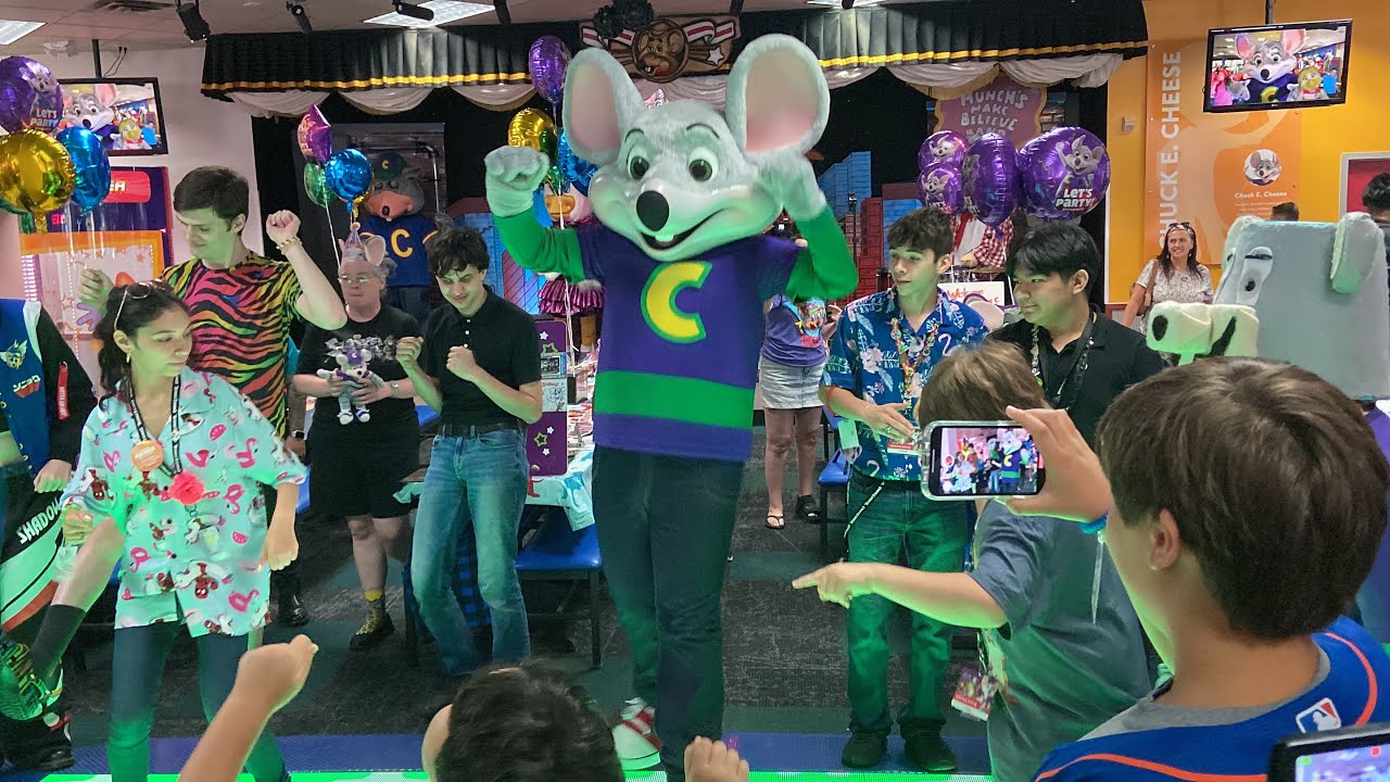 Торжественная церемония открытия обновленного ресторана Chuck E. Cheese в Хиксвилле, штат Нью-Йор...