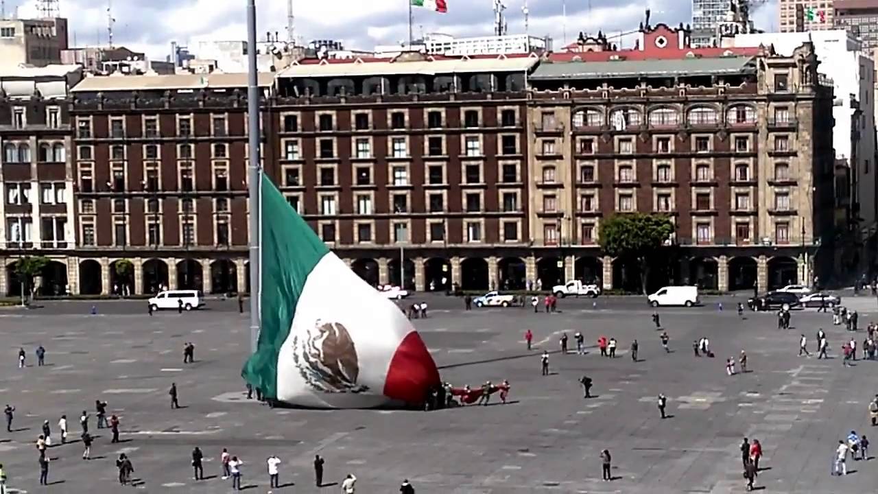 VIDEO Civiles y soldados mexicanos evitaron caída de la bandera en el Zócalo