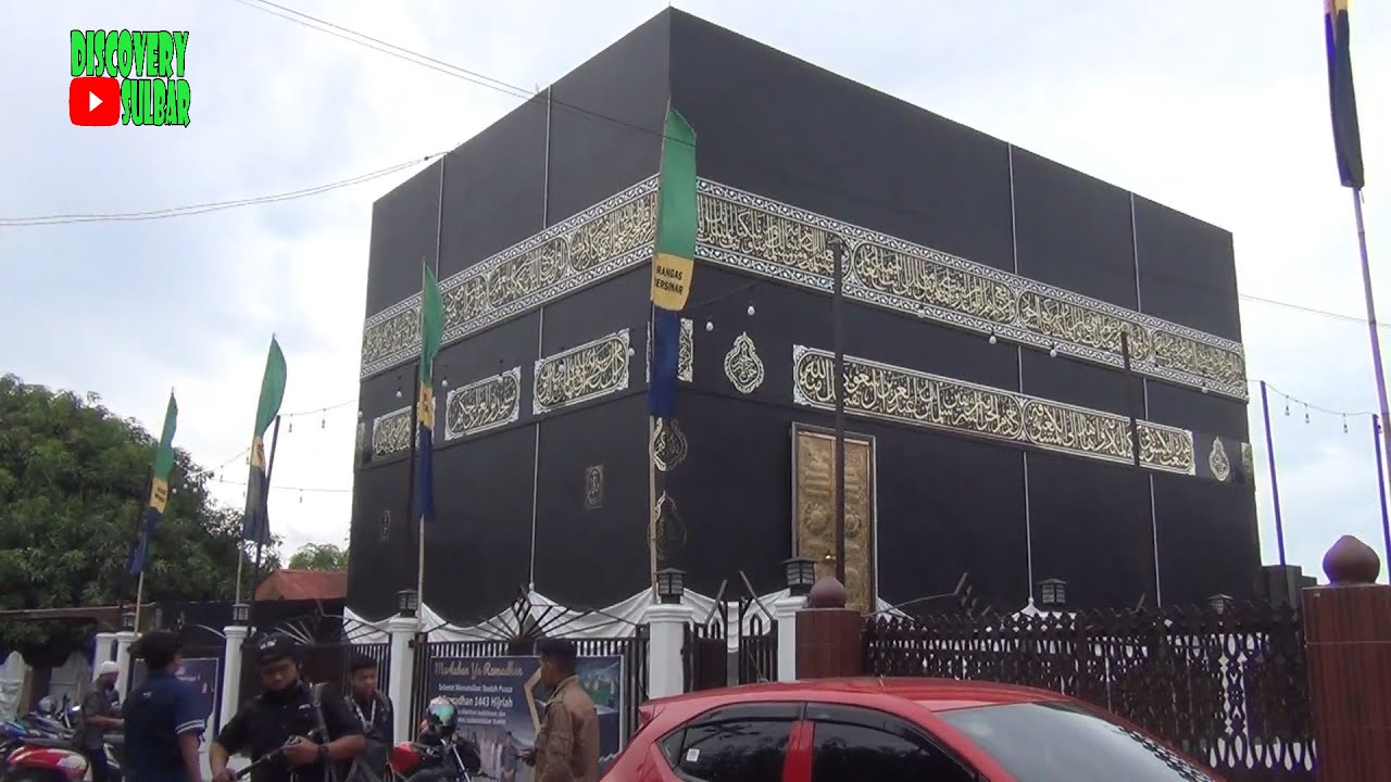 MEGAHNYA MASJID BERBENTUK KABAH DI MAJENE
