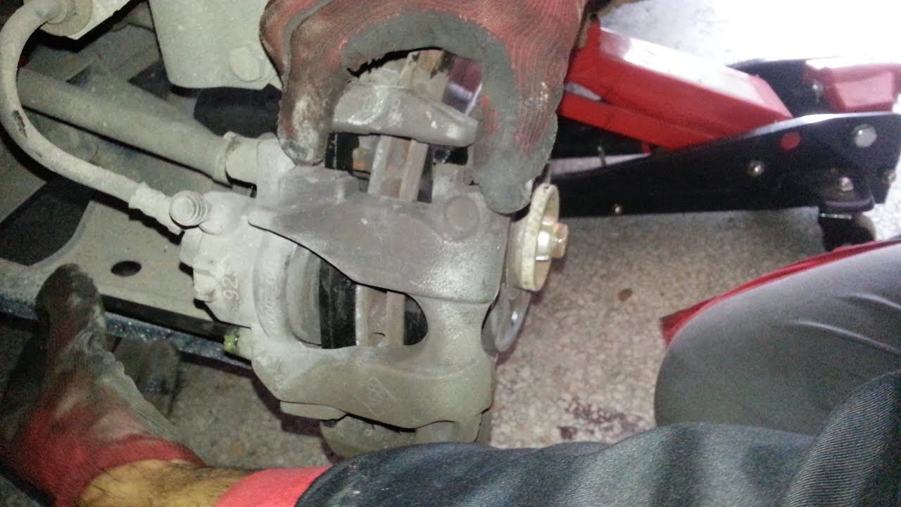 Changer les plaquettes de frein de votre Dacia .How to replace rear brake pads on DACIA.