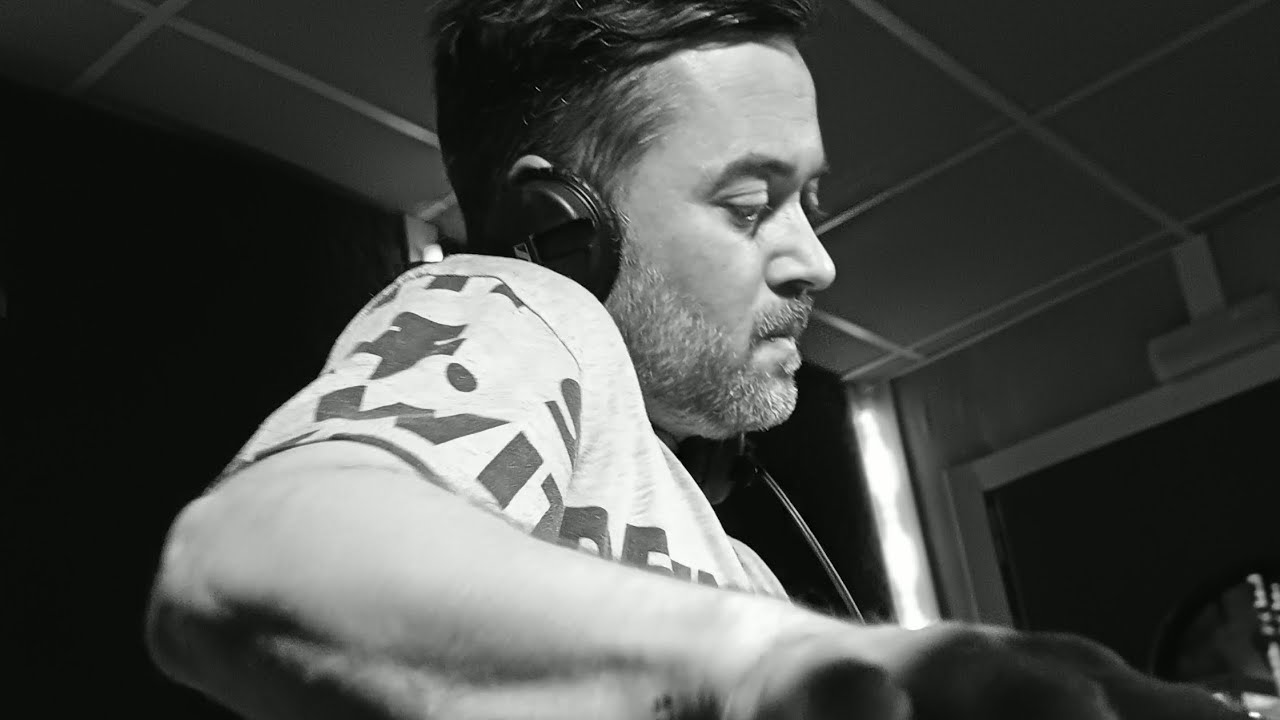4-2-26 dj vyni con su analogía musical un espectáculo