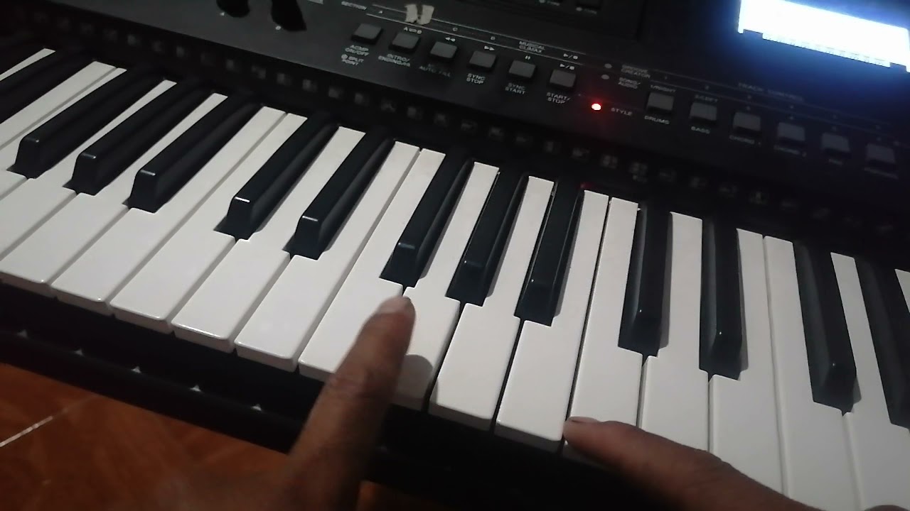 Algo de adornos en la tuba eléctrica teclado.