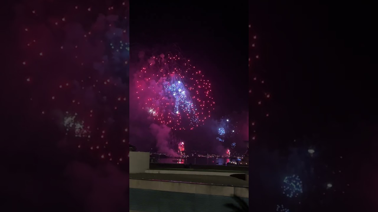 Happy New Year Eve 2026 - Firework at midnight in Sydney - Australia - Mimi Diessel