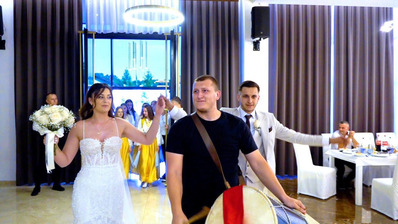 Ulazak mladenaca uz tapane Alena i Albin. Doboj