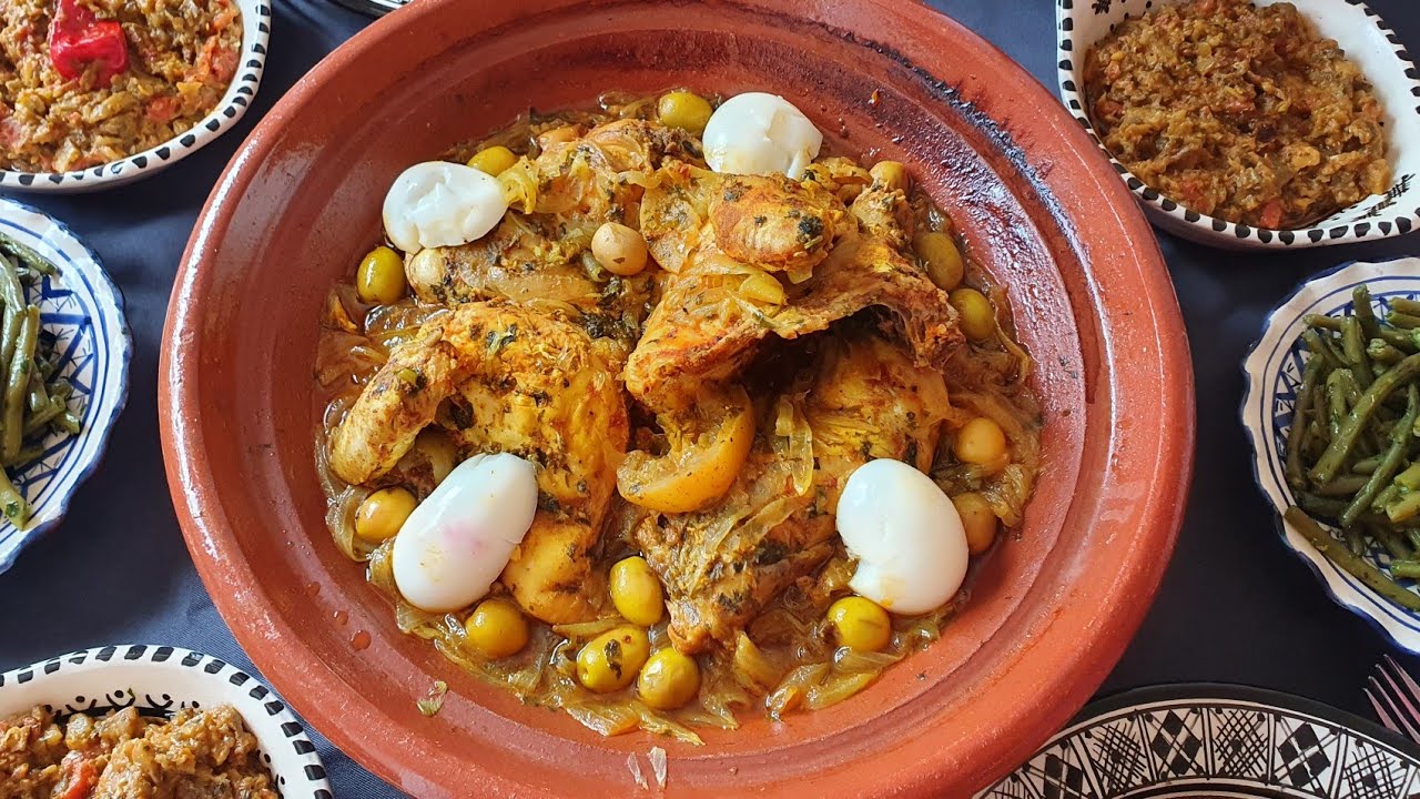 طاجين الدجاح بالكامون(الدجاج المشرمل) وصفة من المطبخ المغربية التقليدي العريق مع مجموعة من السلطات 👌