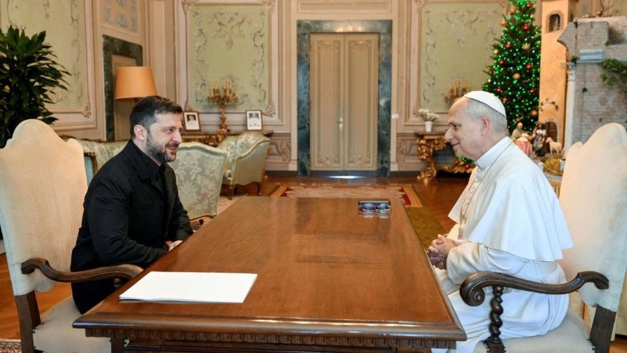 Papež v svoji rezidenci v Castel Gandolfu sprejel Volodimirja Zelenskega, predsednika Ukrajine