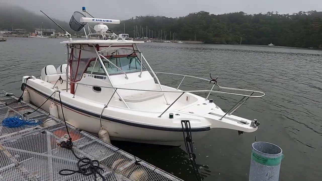 ボストンホエラー アウトレイジ28ft（外観～デッキ、操船席周り）