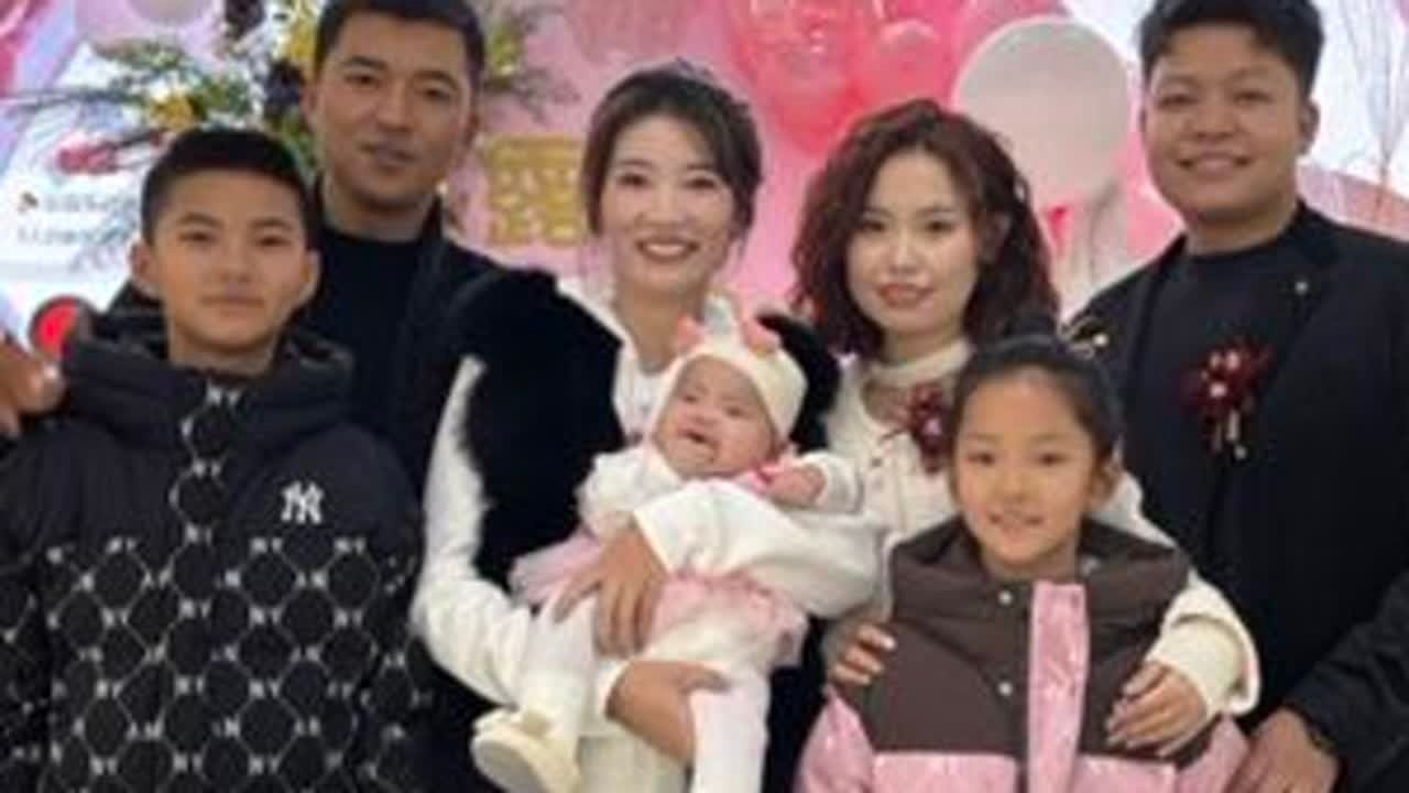 百日萌娃小露娜太可爱啦，祝小索一家幸福久久，甜甜蜜蜜。也祝优素福工厂早日完工，2026一切顺利，心想事成。#日常vlog #一家四口 #2025 #新疆优素福 #百天宴
