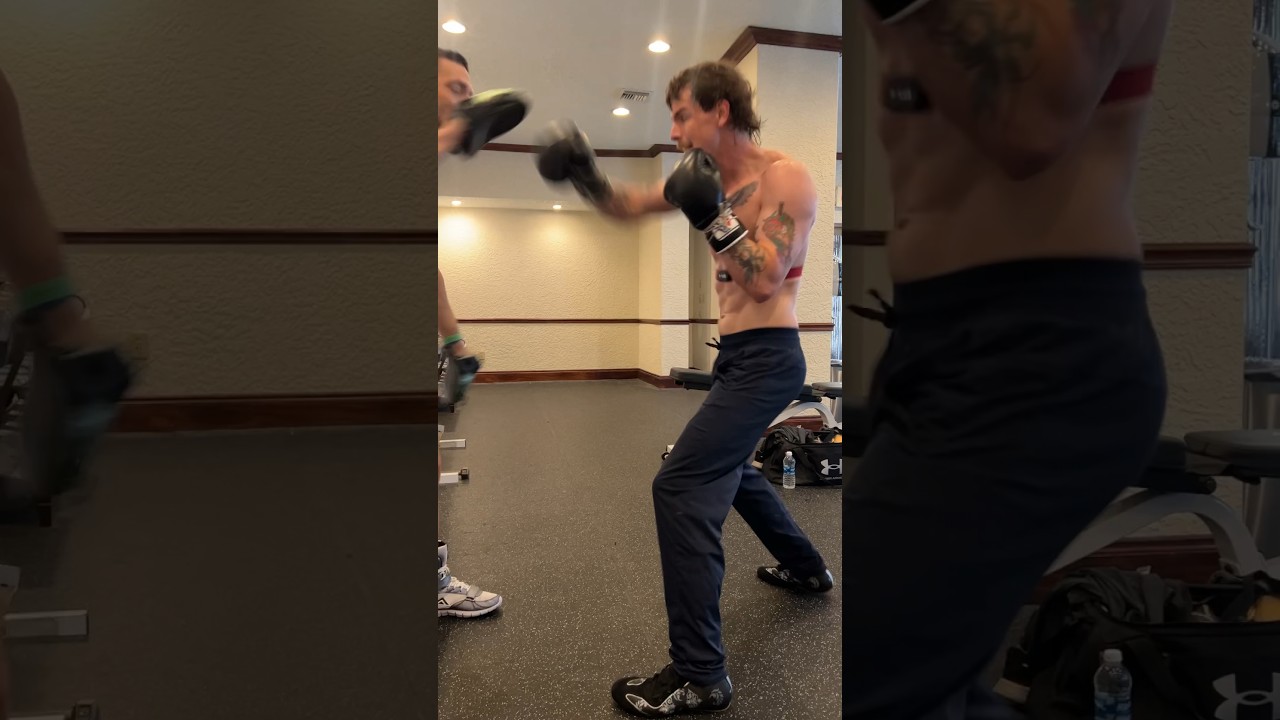 pad work w/ idubbbz AM of The Creator Clash 2 #bonafideboxing #idubbbz #idubbbztv #boxing #alphaf1t