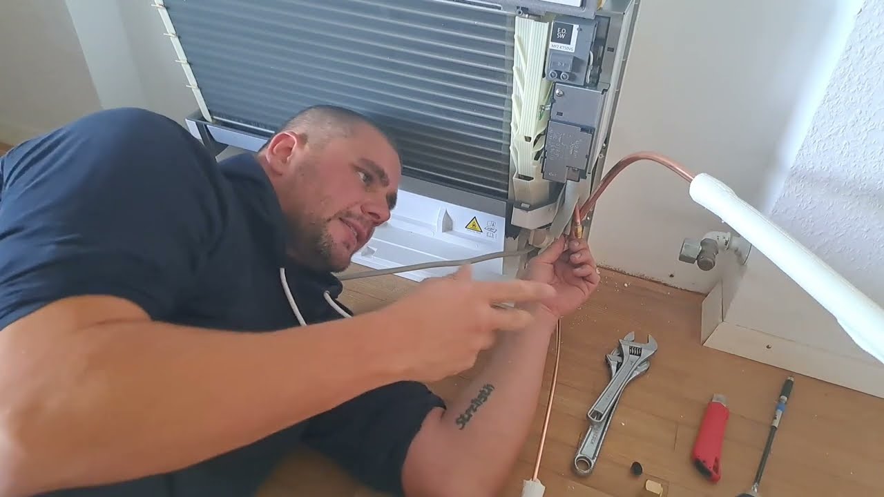 Luft-Luft-Wärmepumpe, Montage der Rohrleitungen (Bördel), Kabel anschließen und Kondensat verlegen.