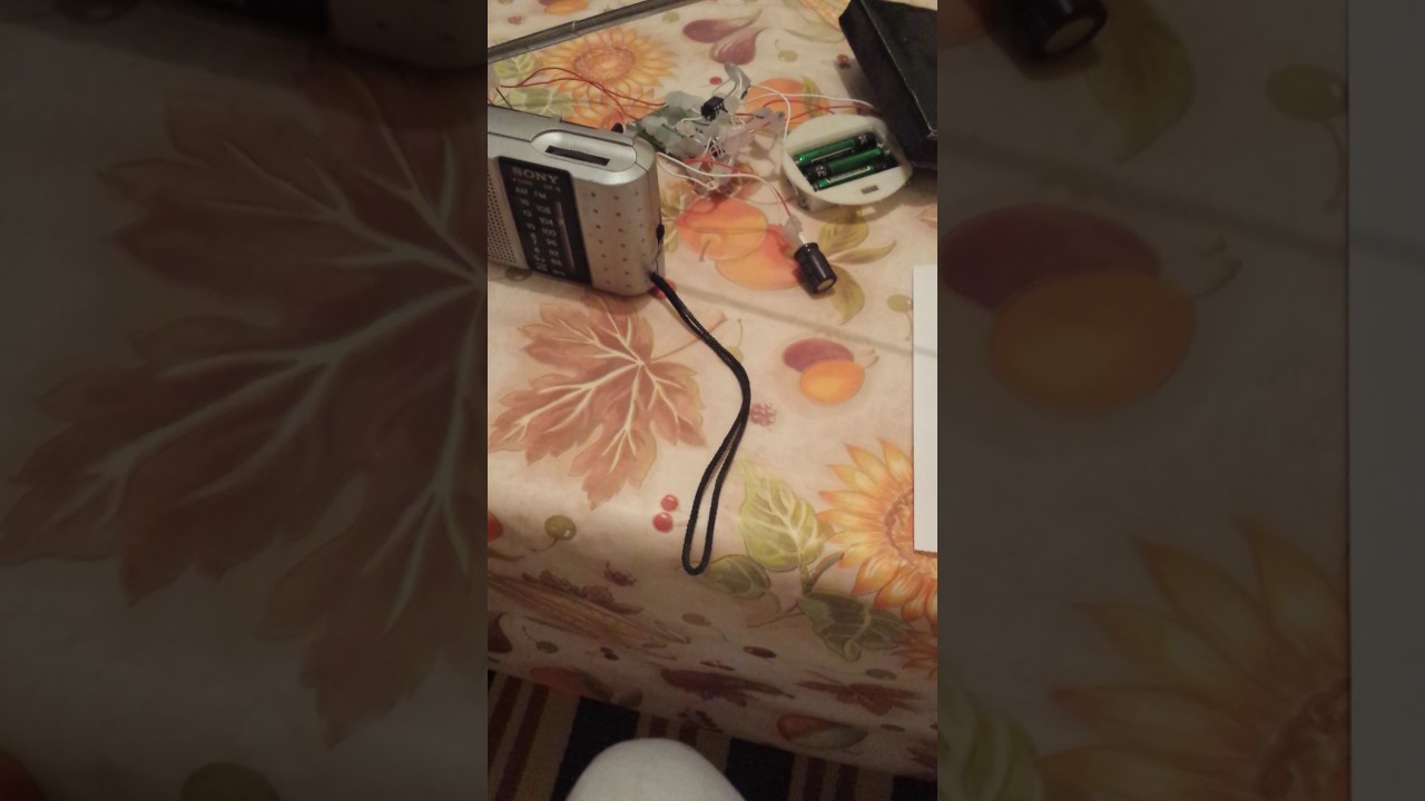 Simulateur de pr&eacute;sence.. avec un poste de radio et un petit t&eacute;l&eacute;phone portable.