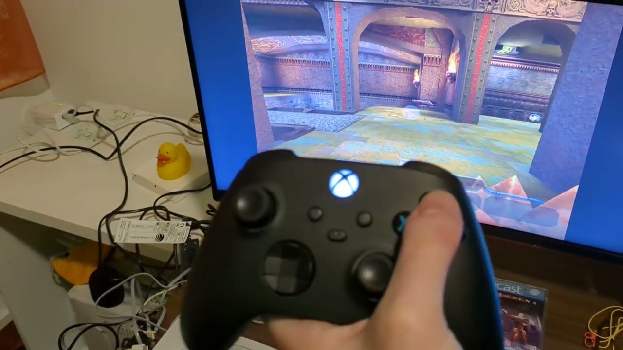 Quake 3 crossplayed between Xbox Series X and Dreamcast