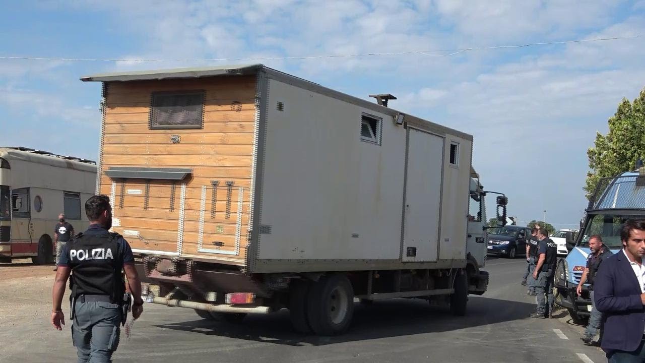 Rave party illegale, la lunga fila di camion e camper abbandona l'area