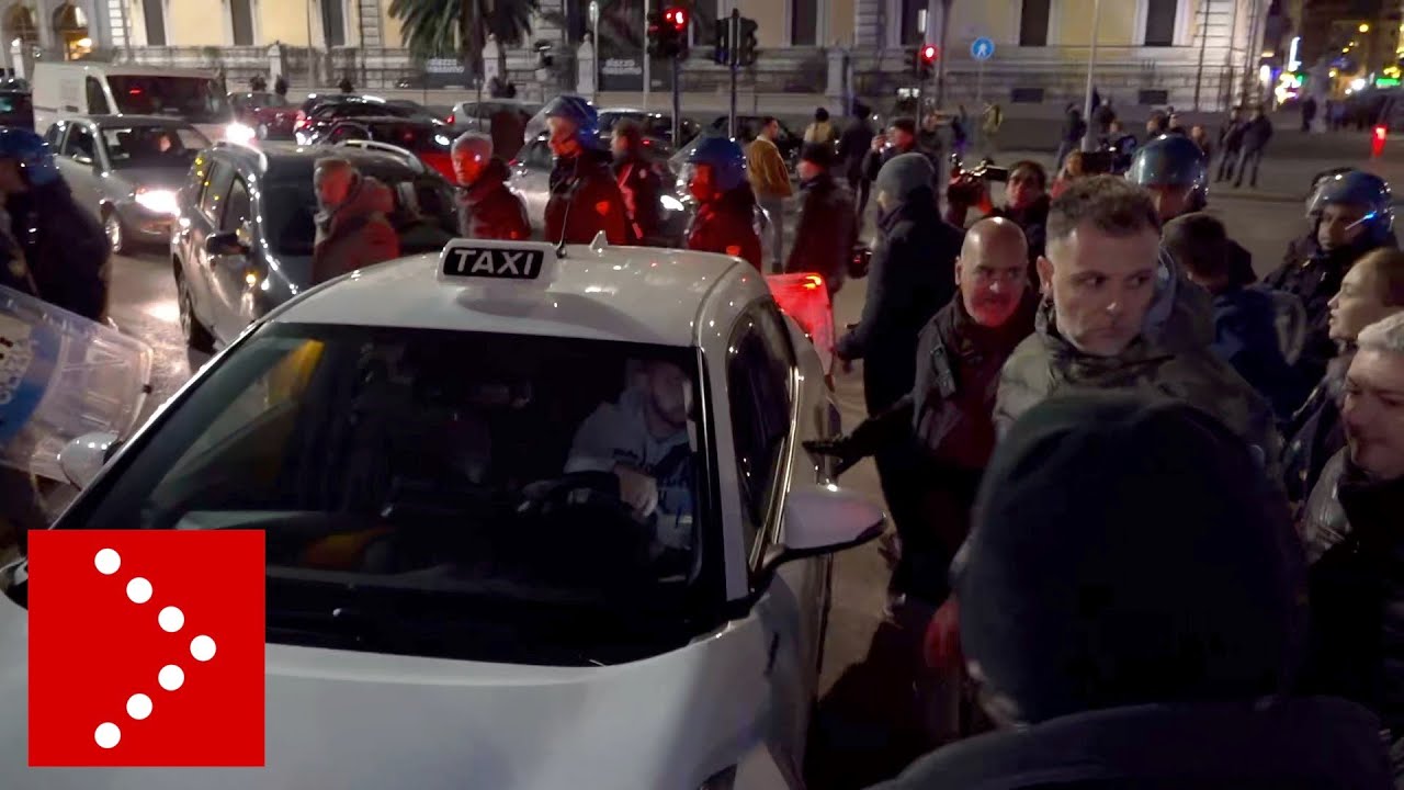 Roma, Ncc accerchiano taxi: tensione davanti stazione Termini