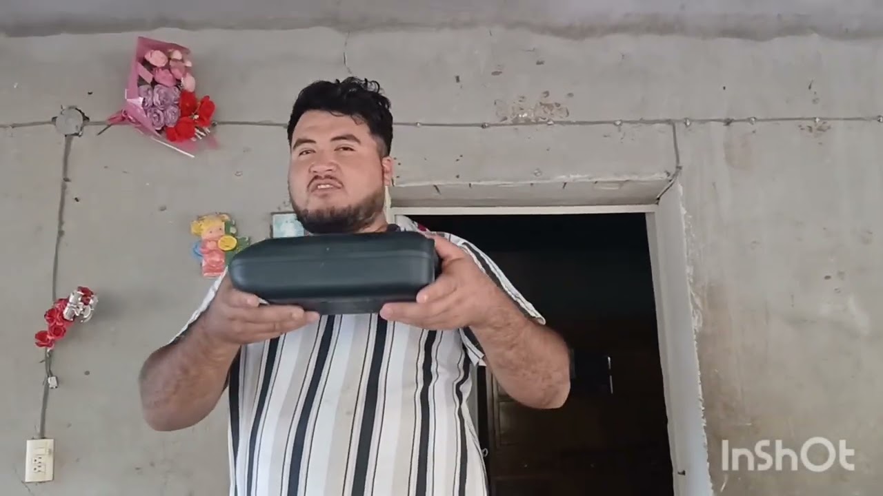 cortando pelo  pare la casa por ke  me kede cin dinero  pero pronto la a cavaremos 