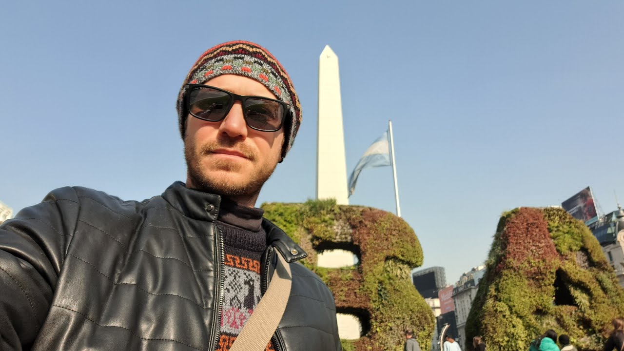 Живу в Буэнос Айрэсе. Свалил из России. Мне нравится гулять одному. Это реальная Аргентина !