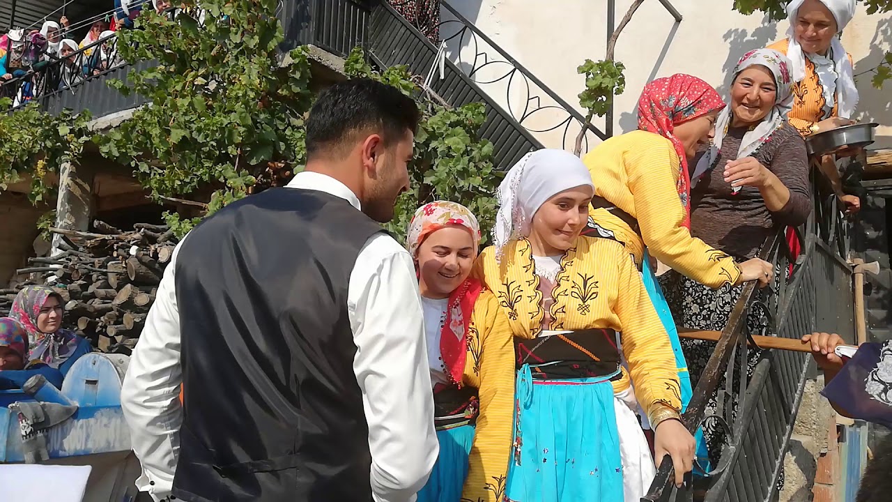 DEMİRCİ'NİN SEVİNÇLER KÖYÜNDE EMİNE FERHAT ÇİFTİNİN KIZ ÇIKARMA TÖRENİ