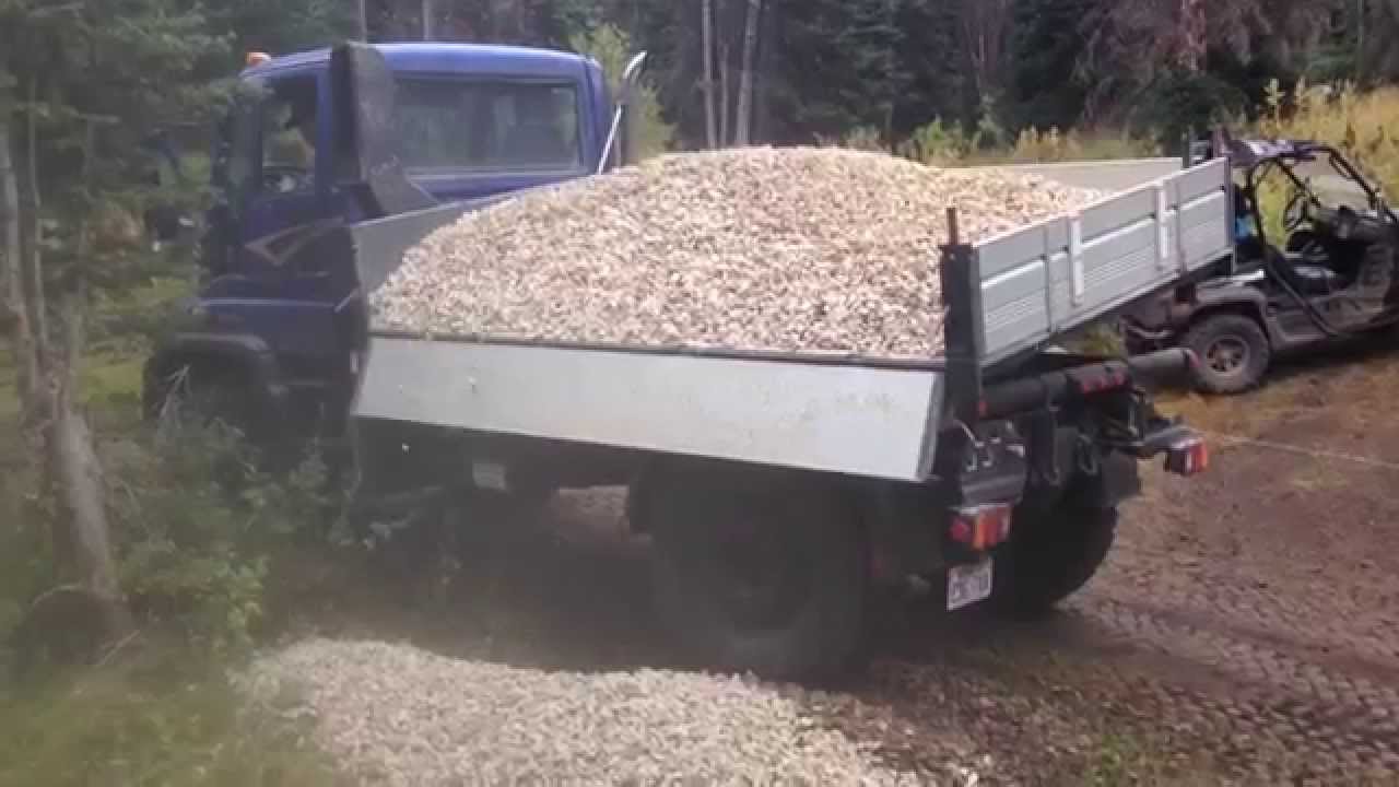 Unimog U500 Dumping Gravel