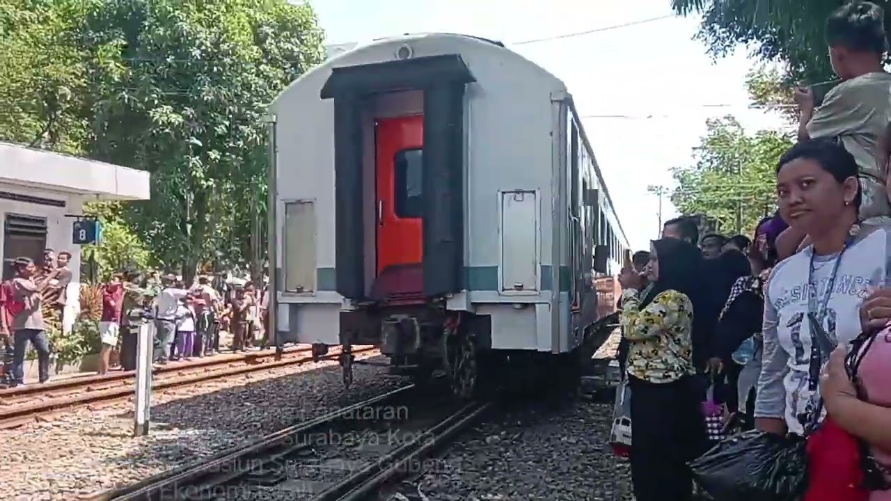 Part 2 Melihat kesibukan distasiun Surabaya Gubeng dan parade KAI KE80